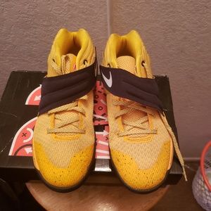 Kyrie Gold School Bus tennis shoes